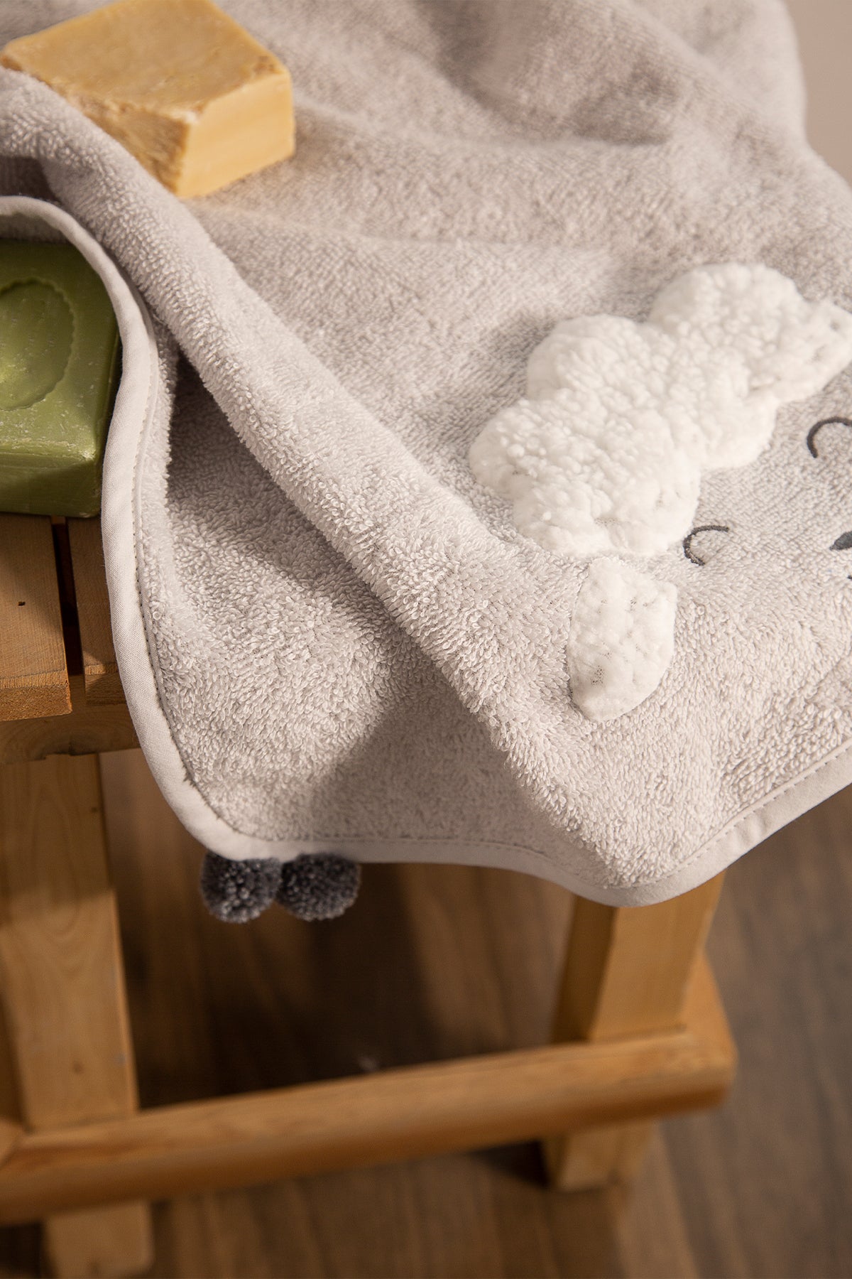 Wooly 2-Piece Organic Cotton Newborn Gift Set Light Gray | Towel, Bib