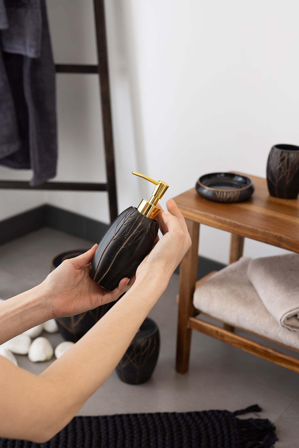 Lioni 5 Piece Bathroom Set