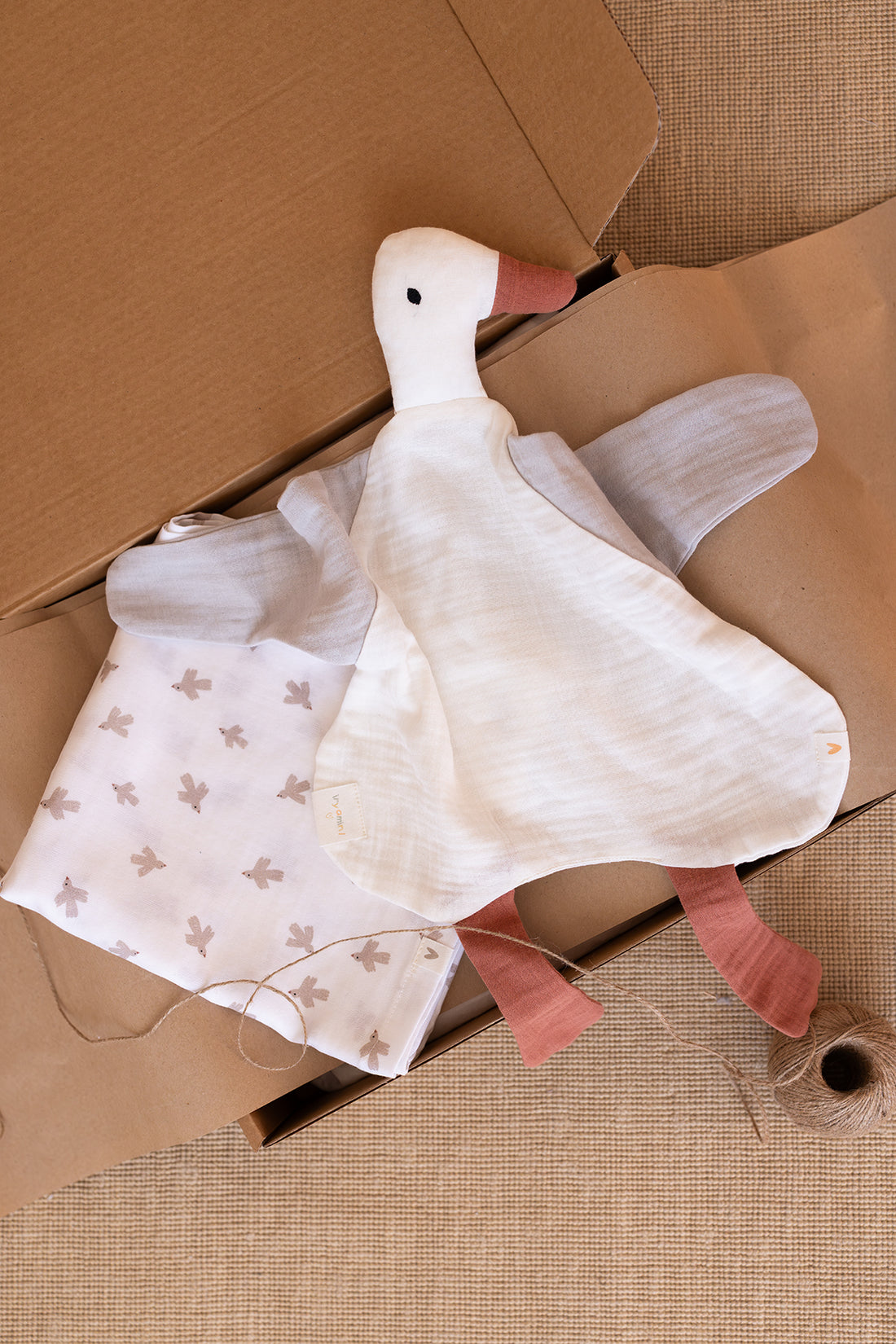 Birdie 2-Piece Organic Cotton Newborn Gift Set White | Sleep Companion, Muslin Blanket