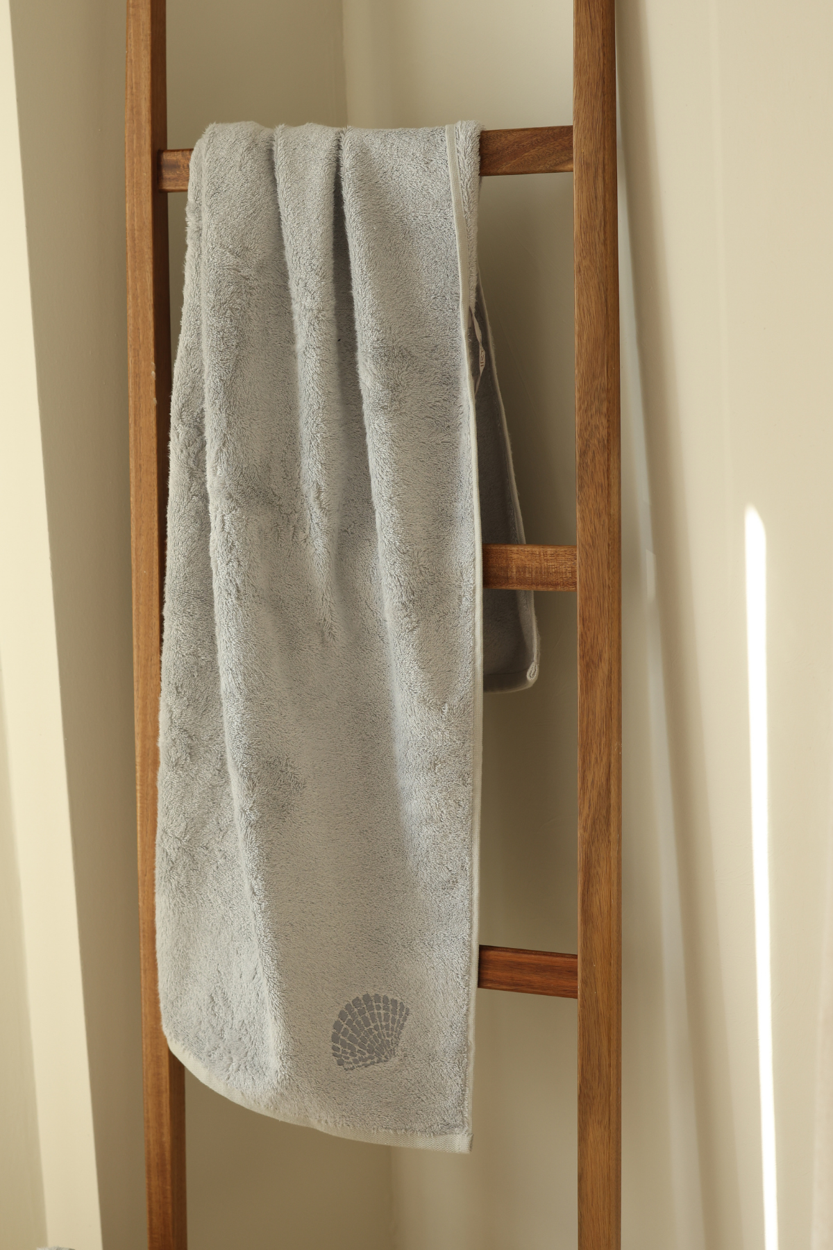 Sedef Bambu Nakışlı Banyo Havlusu 70x140 cm Gri