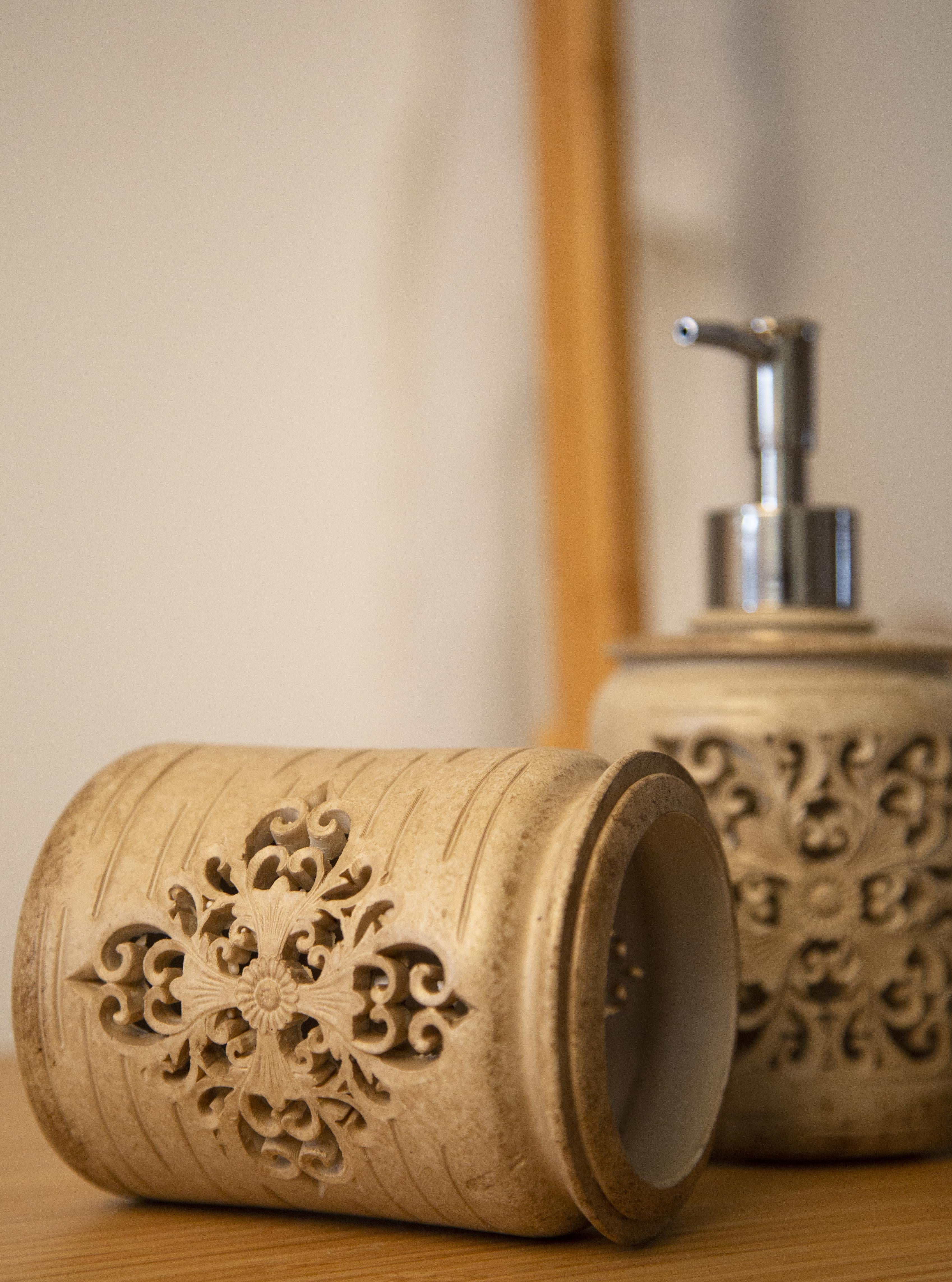 Freda Toothbrush Holder