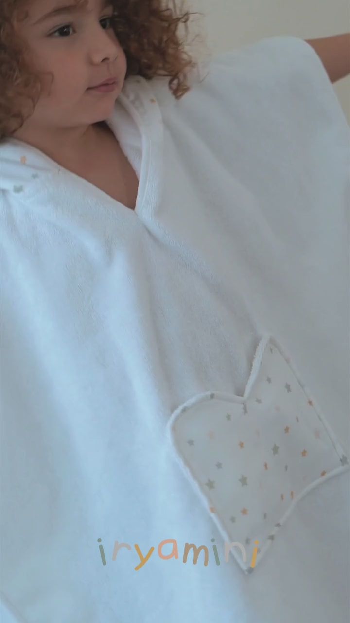 Videoyu yükle: Dreamer Organik Pamuk Müslin Detaylı Çocuk Panço Beyaz