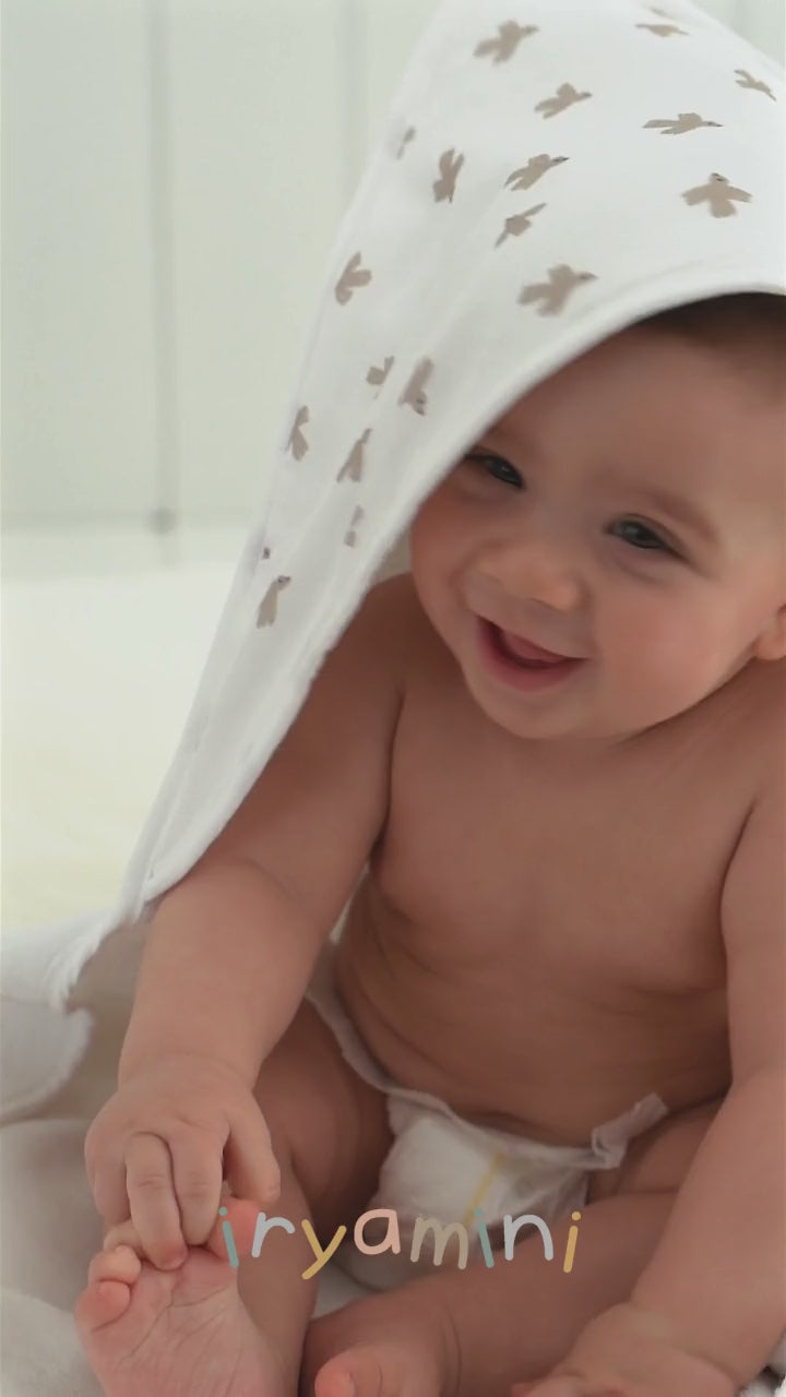 Load video: Dreamer Organic Cotton Muslin Baby Swaddle White 75x75